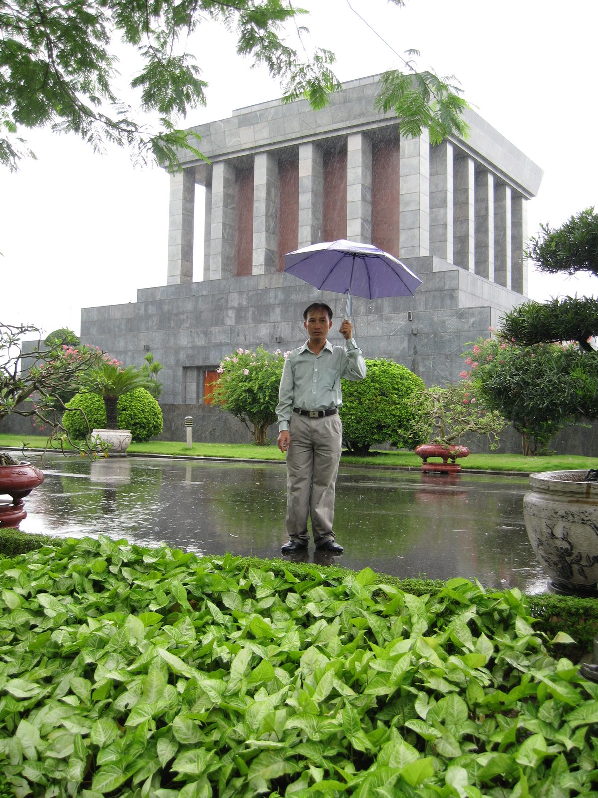 Nguyễn Văn Nhiều cầm dù đứng trước Lăng Chủ tịch Hồ Chí Minh, Hà Nội